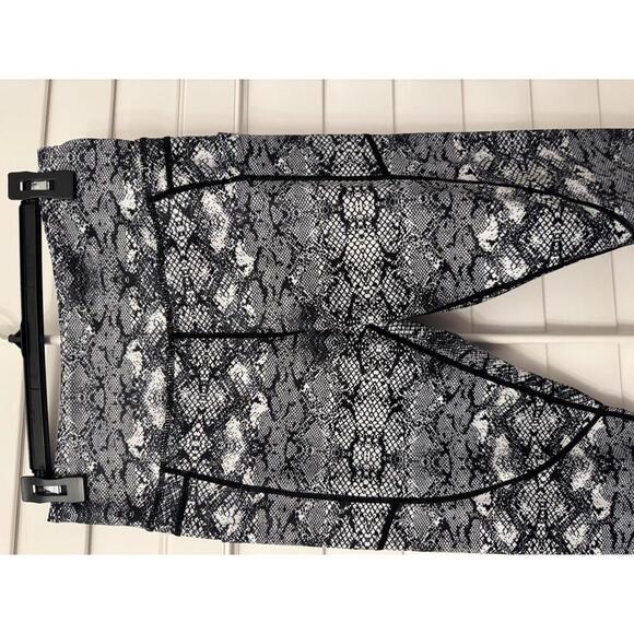 Zyia Active Light N Tight Crop Leggings black and white snakeskin print size M - Picture 3 of 6